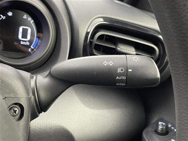 ヤリス ハイブリッドＧ　純正８インチディスプレイオーディオ　パノラミックビューモニター　ＢＳＭ　ビルトインＥＴＣ２．０　前後ドライブレコーダー　セーフティセンス　レーダークルーズコントロール　オートハイビーム　ＬＥＤライト（13枚目）