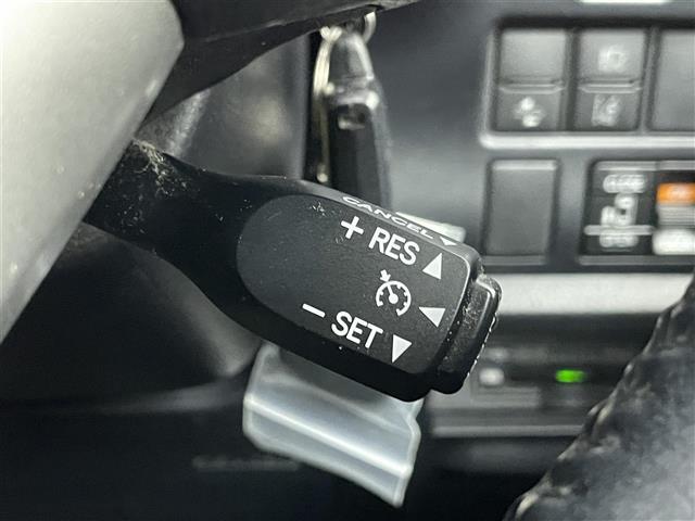 ヴォクシー ハイブリッドＺＳ　煌ＩＩＩ　純正１０インチナビ　フリップダウンモニター　バックカメラ　ビルトインＥＴＣ　セーフティセンス　クルーズコントロール　シートヒーター　純正アルミホイール　スマートキー　オートハイビーム　ＬＥＤライト（12枚目）