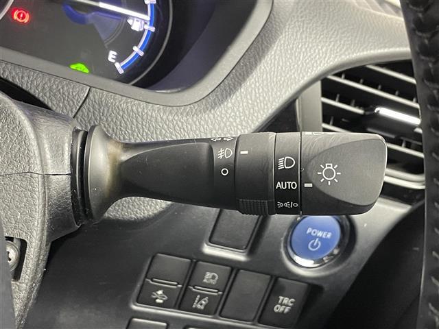 ヴォクシー ハイブリッドＺＳ　煌ＩＩＩ　純正１０インチナビ　フリップダウンモニター　バックカメラ　ビルトインＥＴＣ　セーフティセンス　クルーズコントロール　シートヒーター　純正アルミホイール　スマートキー　オートハイビーム　ＬＥＤライト（13枚目）