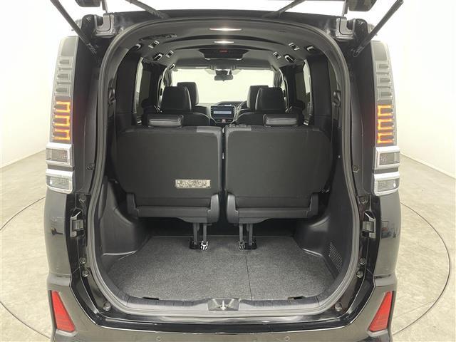 ヴォクシー ハイブリッドＺＳ　煌ＩＩＩ　純正１０インチナビ　フリップダウンモニター　バックカメラ　ビルトインＥＴＣ　セーフティセンス　クルーズコントロール　シートヒーター　純正アルミホイール　スマートキー　オートハイビーム　ＬＥＤライト（23枚目）