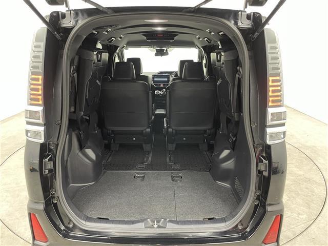 ヴォクシー ハイブリッドＺＳ　煌ＩＩＩ　純正１０インチナビ　フリップダウンモニター　バックカメラ　ビルトインＥＴＣ　セーフティセンス　クルーズコントロール　シートヒーター　純正アルミホイール　スマートキー　オートハイビーム　ＬＥＤライト（24枚目）