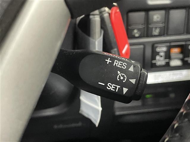 ヴォクシー ハイブリッドZS 純正10インチナビ フリップダウンモニター バックカメラカメラ ビルトインETC トヨタセーフティーセンス クルーズコントロール シートヒーター 純正アルミホイール オートハイビーム LED 地デジ(11枚目)