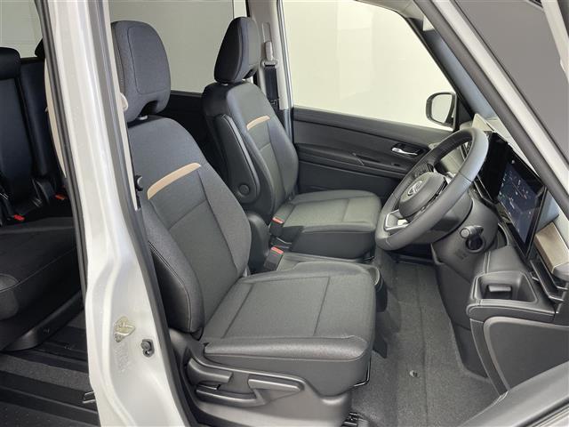 セレナ ｅ－パワー　ハイウェイスターＶ　登録済未使用車　プロパイロット　純正１２．３インチディスプレイオーディオ　フリップダウンモニター　アラウンドビューモニター　ＢＳＩ　ＥＴＣ２．０　レーダークルーズ　インテリジェントルームミラー　ＬＥＤ（20枚目）