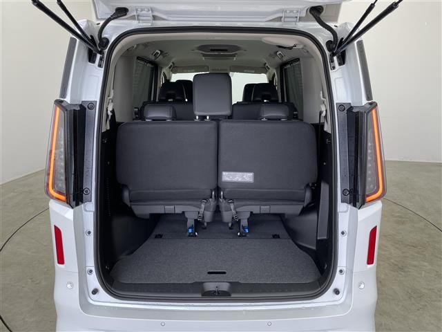 セレナ ｅ－パワー　ハイウェイスターＶ　登録済未使用車　プロパイロット　純正１２．３インチディスプレイオーディオ　フリップダウンモニター　アラウンドビューモニター　ＢＳＩ　ＥＴＣ２．０　レーダークルーズ　インテリジェントルームミラー　ＬＥＤ（23枚目）