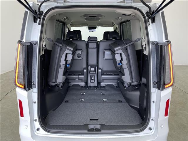 セレナ ｅ－パワー　ハイウェイスターＶ　登録済未使用車　プロパイロット　純正１２．３インチディスプレイオーディオ　フリップダウンモニター　アラウンドビューモニター　ＢＳＩ　ＥＴＣ２．０　レーダークルーズ　インテリジェントルームミラー　ＬＥＤ（25枚目）