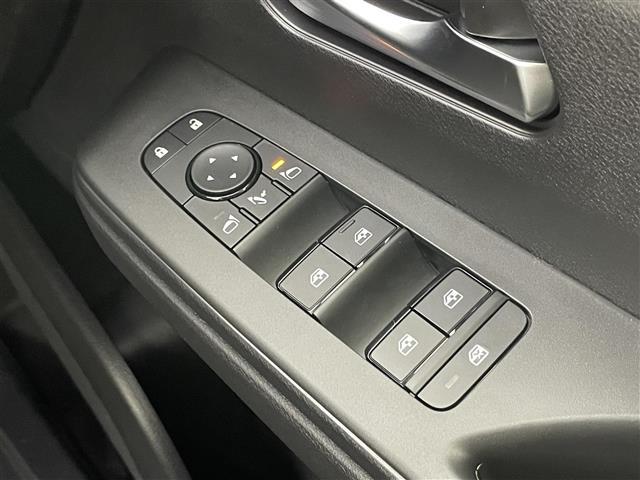 セレナ ｅ－パワー　ハイウェイスターＶ　登録済未使用車　プロパイロット　純正１２．３インチディスプレイオーディオ　フリップダウンモニター　アラウンドビューモニター　ＢＳＩ　ＥＴＣ２．０　レーダークルーズ　インテリジェントルームミラー　ＬＥＤ（31枚目）