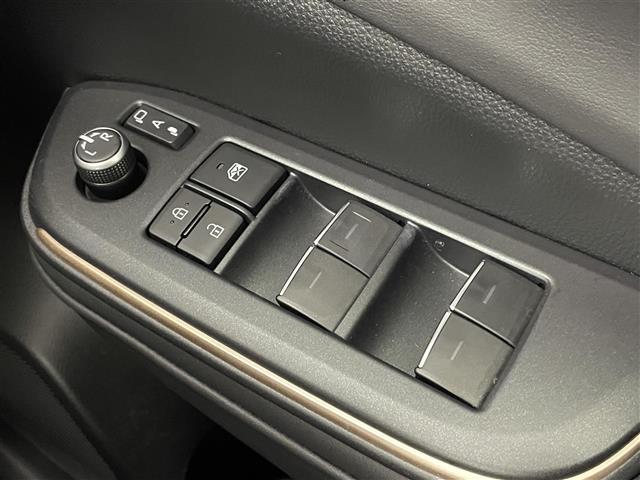 クラウンクロスオーバー Ｇアドバンスド・レザーパッケージ　純正１２．３インチディスプレイオーディオ　パノラミックビューモニター　ＢＳＭ　ＨＵＤ　黒レザー　ビルトインＥＴＣ２．０　前後ドライブレコーダー　レーダークルーズ　シートヒーター　ベンチレーション　ＴＶ（31枚目）