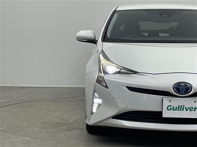 プリウス Ｓ　純正９インチナビ　バックカメラ　ＥＴＣ　レーダークルーズコントロール　ステアリングスイッチ　純正アルミホイール　プッシュスタート　スマートキー　オートハイビーム　ＬＥＤヘッドライト　地デジフルセグ（32枚目）