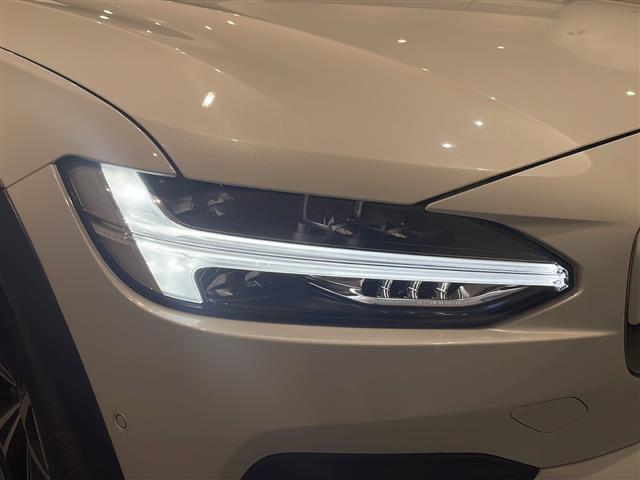 Ｖ９０ クロスカントリー　アルティメット　Ｂ５　ＡＷＤ　衝突回避　被害軽減ブレーキシステム　歩行者サイクリスト　大型動物検知機能　右折時対向車検知機能　対向車対応機能　ステアリングサポート　対向車線衝突回避支援機　パノラミックスライディングルーフ（30枚目）
