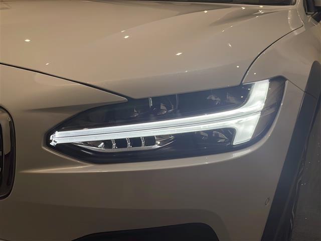 Ｖ９０ クロスカントリー　アルティメット　Ｂ５　ＡＷＤ　衝突回避　被害軽減ブレーキシステム　歩行者サイクリスト　大型動物検知機能　右折時対向車検知機能　対向車対応機能　ステアリングサポート　対向車線衝突回避支援機　パノラミックスライディングルーフ（31枚目）
