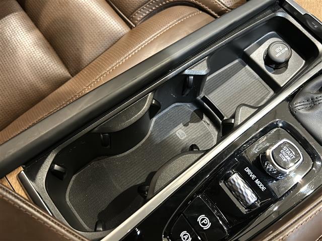 ＸＣ９０ Ｔ６　ＡＷＤ　インスクリプション　レーンキーピングエイド　パイロットアシスト　コーナリングライト　コーナーセンサー　フルセグＴＶ　純正ＨＤＤナビ　ビルトインＥＴＣ　シートヒーター　ベンチレーション　Ａｐｐｌｅｃａｒｐｌａｙ（18枚目）