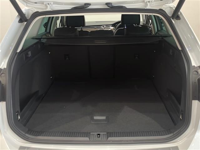 パサートヴァリアント ＴＤＩハイライン　純正９．２インチインフォテイメントシステム（ナビ／ＴＶ／Ａｐｐｌｅ　Ｃａｒ　Ｐｌａｙ／ＢＴ）アラウンドビューカメラ　デジタルメータークラスター　アクティブクルーズコントロール　渋滞時追従支援（29枚目）