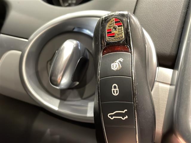 カイエン ＧＴＳ　クルーズコントロール　パワーテールゲート　サラウンドビューカメラ３６０度　リアビューカメラ付きパークアシスト（フロント＆リア）フロント　シートヒーター　ＧＴＳ専用スポーツサスペンション（17枚目）