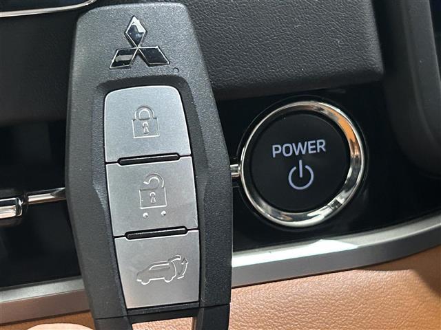 アウトランダーＰＨＥＶ Ｐ　ナビゲーションシステム　９インチＷＶＧＡディスプレイ　地上デジタルＴＶチューナー　ＢＯＳＥプレミアムサウンドシステム　アンチロックブレーキシステム　ブレーキアシスト（10枚目）