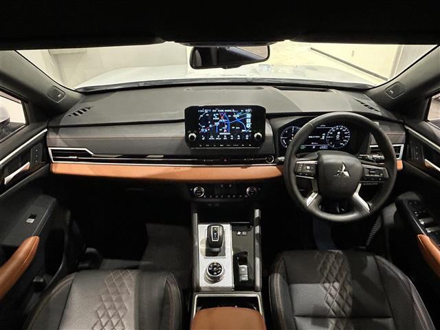 アウトランダーＰＨＥＶ Ｐ　ナビゲーションシステム　９インチＷＶＧＡディスプレイ　地上デジタルＴＶチューナー　ＢＯＳＥプレミアムサウンドシステム　アンチロックブレーキシステム　ブレーキアシスト（18枚目）