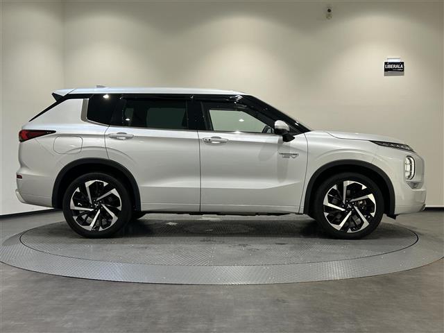 アウトランダーＰＨＥＶ Ｐ　ナビゲーションシステム　９インチＷＶＧＡディスプレイ　地上デジタルＴＶチューナー　ＢＯＳＥプレミアムサウンドシステム　アンチロックブレーキシステム　ブレーキアシスト（30枚目）