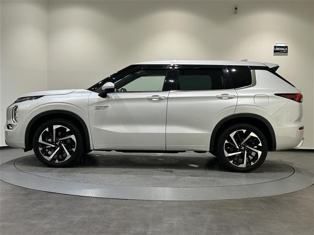 アウトランダーＰＨＥＶ Ｐ　ナビゲーションシステム　９インチＷＶＧＡディスプレイ　地上デジタルＴＶチューナー　ＢＯＳＥプレミアムサウンドシステム　アンチロックブレーキシステム　ブレーキアシスト（31枚目）