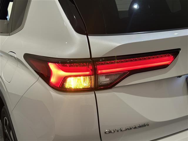 アウトランダーＰＨＥＶ Ｐ　ナビゲーションシステム　９インチＷＶＧＡディスプレイ　地上デジタルＴＶチューナー　ＢＯＳＥプレミアムサウンドシステム　アンチロックブレーキシステム　ブレーキアシスト（39枚目）