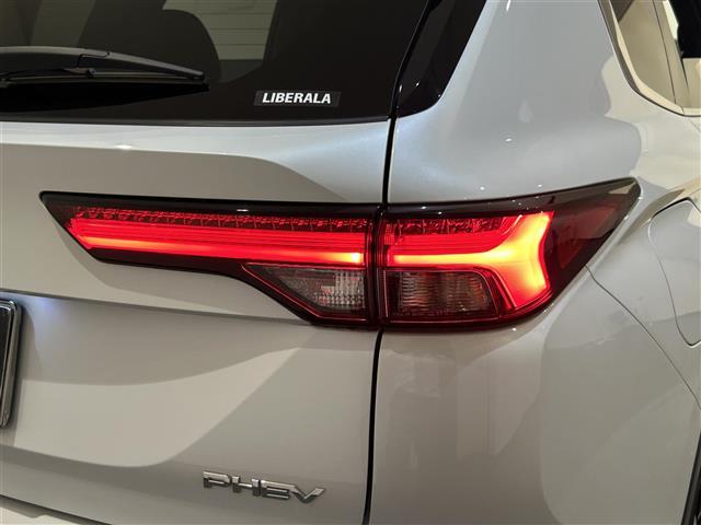アウトランダーＰＨＥＶ Ｐ　ナビゲーションシステム　９インチＷＶＧＡディスプレイ　地上デジタルＴＶチューナー　ＢＯＳＥプレミアムサウンドシステム　アンチロックブレーキシステム　ブレーキアシスト（40枚目）