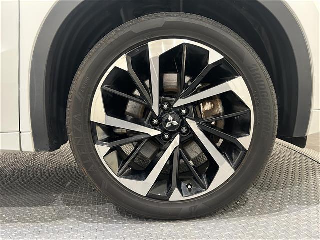 アウトランダーＰＨＥＶ Ｐ　ナビゲーションシステム　９インチＷＶＧＡディスプレイ　地上デジタルＴＶチューナー　ＢＯＳＥプレミアムサウンドシステム　アンチロックブレーキシステム　ブレーキアシスト（41枚目）