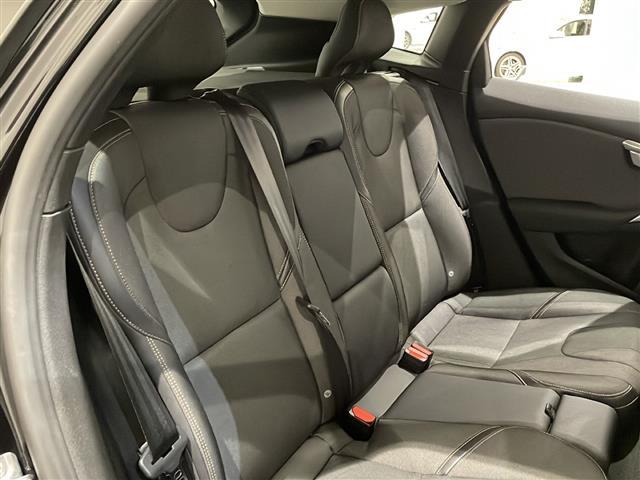 Ｖ４０ クロスカントリー　Ｔ５　ＡＷＤ　モメンタム　４ＷＤ　純正ＨＤＤナビ　バックカメラ　ＥＴＣ　インテリセーフ　衝突回避ブレーキ　レーンキーピングエイド　アダプティブクルーズコントロール　ブラインドスポットインフォメーションシステム（8枚目）