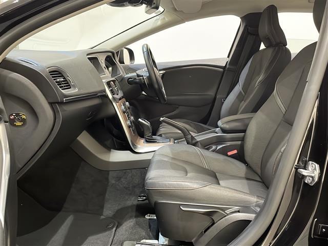 Ｖ４０ クロスカントリー　Ｔ５　ＡＷＤ　モメンタム　４ＷＤ　純正ＨＤＤナビ　バックカメラ　ＥＴＣ　インテリセーフ　衝突回避ブレーキ　レーンキーピングエイド　アダプティブクルーズコントロール　ブラインドスポットインフォメーションシステム（12枚目）