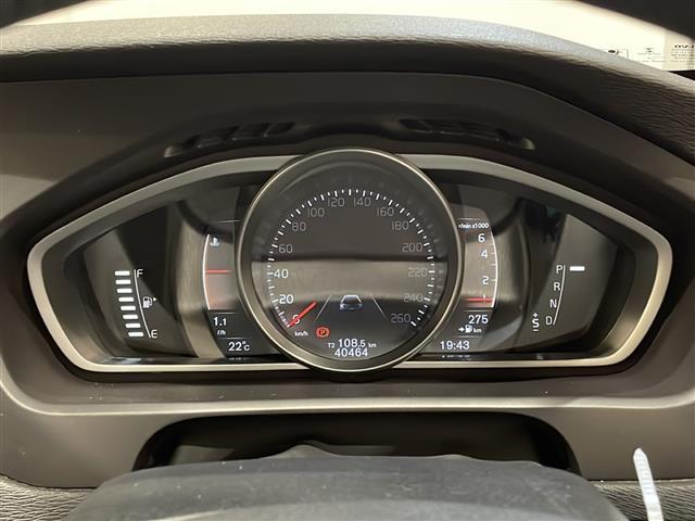 Ｖ４０ クロスカントリー　Ｔ５　ＡＷＤ　モメンタム　４ＷＤ　純正ＨＤＤナビ　バックカメラ　ＥＴＣ　インテリセーフ　衝突回避ブレーキ　レーンキーピングエイド　アダプティブクルーズコントロール　ブラインドスポットインフォメーションシステム（17枚目）