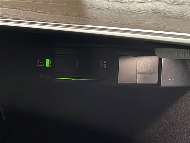 Ｅクラス Ｅ４５０　４マチック　エクスクルーシブ　エクスクルーシブパッケージ　パノラミックスライディングルーフ　Ｂｕｒｍｅｓｔｅｒサラウンドサウンドシステム　シートベンチレーター　レーダーセーフティパッケージ　アクティブディスタンスアシスト（7枚目）