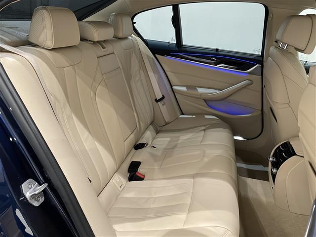 5シリーズ 530iラグジュアリー ハイラインパッケージ アンビエントライト 10.2インチ純正HDDナビ 360度カメラ アダクティブクルーズコントロール レーンキーピングアシスト DSRC アダクティブLEDヘッドライト(4枚目)