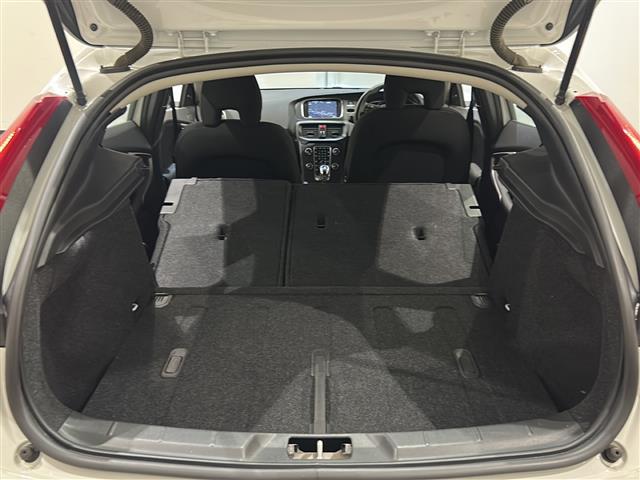 V40 クロスカントリー T3 キネティック レーンキピングアシシト ブラインドスポット・インフォメーション・システム レーン・チェンジ・マージ・エイド クロス・トラフィック・アラート LEDヘッドライト Bluetooth TV バックカメラ(2枚目)