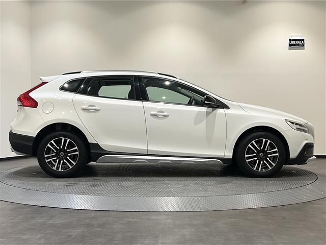 V40 クロスカントリー T3 キネティック レーンキピングアシシト ブラインドスポット・インフォメーション・システム レーン・チェンジ・マージ・エイド クロス・トラフィック・アラート LEDヘッドライト Bluetooth TV バックカメラ(29枚目)