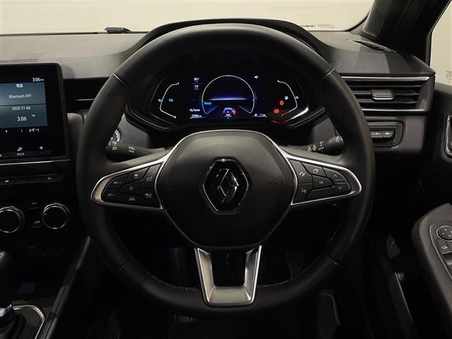 ルーテシア Ｅ－テックフルハイブリッド　レザーパック　シートヒーター　純正ディスプレイオーディオ＆ＢＴ　バックカメラ　ＥＴＣ　ドライブレコーダー　ＵＳＢポート　衝突軽減ブレーキ　レーンキープアシスト　ブランドスポットモニター（9枚目）