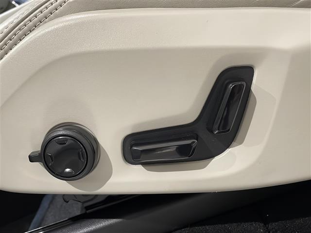 ＸＣ９０ Ｂ６　ＡＷＤ　インスクリプション　サンルーフ　フル・アクティブ・ハイビーム（ＬＥＤヘッドライト）３６０°ビューカメラ　シートベンチレーション（前席）パワーシート（全席）シートヒーター（全席）ワイヤレススマートフォンチャージ（13枚目）