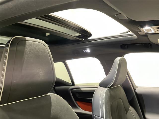 ＸＣ４０ Ｂ４　ＡＷＤ　Ｒデザイン　パノラマサンルーフ　ハーマンカードンサウンドシステム　純正ＨＤＤナビ　フルセグ／ラジオ／ＢＴ　全方位カメラ　ハンズフリー　オープニング／クロージング機構　オートクルーズコントロール（2枚目）