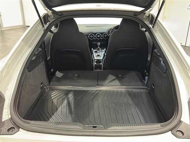 TTクーペ 1.8TFSI ライティングスタイルエディション Slineエクステリアパッケージ 専用バンパー ハイグロスブラックラジエターグリル プラチナム グレーリアディフューザー LEDヘッドライト バーチャルコクピット フルセグ Bluetooth(3枚目)