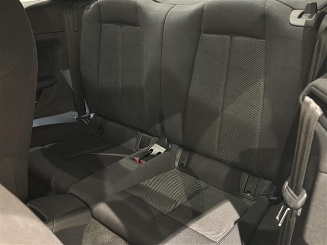 TTクーペ 1.8TFSI ライティングスタイルエディション Slineエクステリアパッケージ 専用バンパー ハイグロスブラックラジエターグリル プラチナム グレーリアディフューザー LEDヘッドライト バーチャルコクピット フルセグ Bluetooth(5枚目)