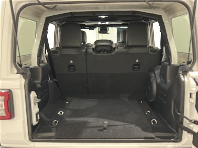 ジープ・ラングラーアンリミテッド サハラ AndroidAuto アダプティブクルーズコントロール アルパイン製プレミアムスピーカー ParkviewTMリアバックアップカメラ ブラインドスポットモニター オートハイビームヘッドライト(4枚目)