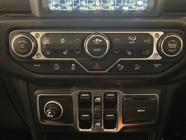 ジープ・ラングラーアンリミテッド サハラ AndroidAuto アダプティブクルーズコントロール アルパイン製プレミアムスピーカー ParkviewTMリアバックアップカメラ ブラインドスポットモニター オートハイビームヘッドライト(12枚目)