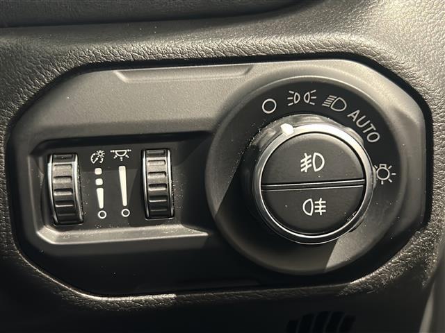 ジープ・ラングラーアンリミテッド サハラ AndroidAuto アダプティブクルーズコントロール アルパイン製プレミアムスピーカー ParkviewTMリアバックアップカメラ ブラインドスポットモニター オートハイビームヘッドライト(13枚目)