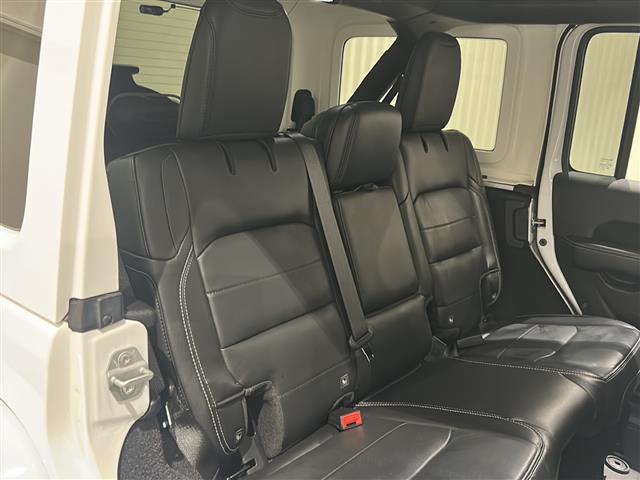 ジープ・ラングラーアンリミテッド サハラ AndroidAuto アダプティブクルーズコントロール アルパイン製プレミアムスピーカー ParkviewTMリアバックアップカメラ ブラインドスポットモニター オートハイビームヘッドライト(19枚目)
