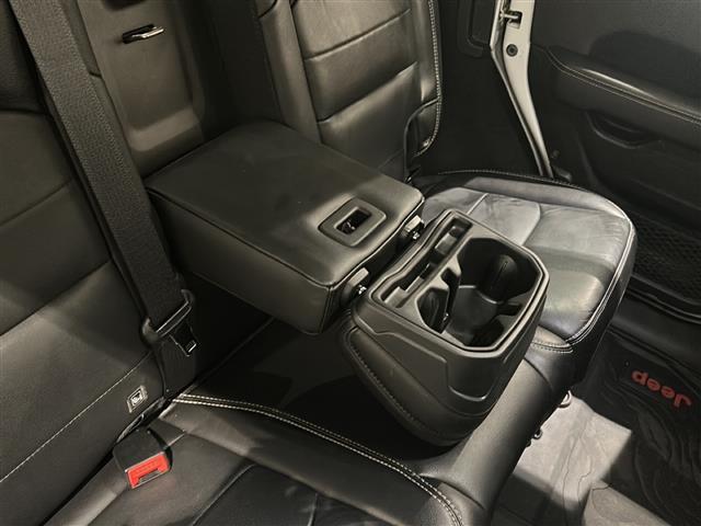 ジープ・ラングラーアンリミテッド サハラ AndroidAuto アダプティブクルーズコントロール アルパイン製プレミアムスピーカー ParkviewTMリアバックアップカメラ ブラインドスポットモニター オートハイビームヘッドライト(25枚目)