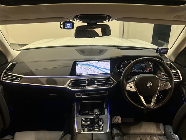 X7 xDrive 35d デザインピュアエクセレンス 電動パノラマ・ガラス・サンルーフ BMWヘッドアップ・ディスプレイ アダプティブ・ヘッドライト マッサージ機能(前席)純正ドライブレコーダー 360°カメラ アクティブ・クルーズ・コントロール(21枚目)