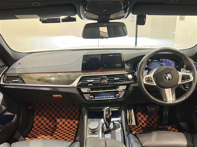 5シリーズ M550i xDrive 電動ガラス・サンルーフ(チルト&スライド、コンフォート・オープン/クローズ機能付)☆360°カメラシステム シートヒーター(前席)ベンチレーション(前席)アクティブクルーズコントロール(5枚目)