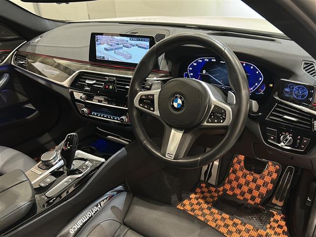 5シリーズ M550i xDrive 電動ガラス・サンルーフ(チルト&スライド、コンフォート・オープン/クローズ機能付)☆360°カメラシステム シートヒーター(前席)ベンチレーション(前席)アクティブクルーズコントロール(6枚目)