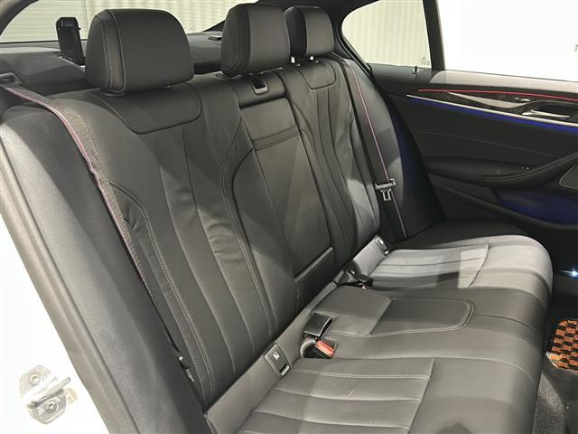5シリーズ M550i xDrive 電動ガラス・サンルーフ(チルト&スライド、コンフォート・オープン/クローズ機能付)☆360°カメラシステム シートヒーター(前席)ベンチレーション(前席)アクティブクルーズコントロール(26枚目)