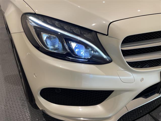 マットブラックにホワイトのＬＩＢＥＲＡＬＡのロゴの建物と看板が目印です。