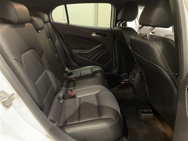 GLAクラス GLA220 4マチック レーダーセーフティパッケージ ブラインドスポットアシスト アクティブディスタンスアシスト レーンキーピングアシスト 本革シート アンビエントライト HDDナビゲーションシステム TV(2枚目)