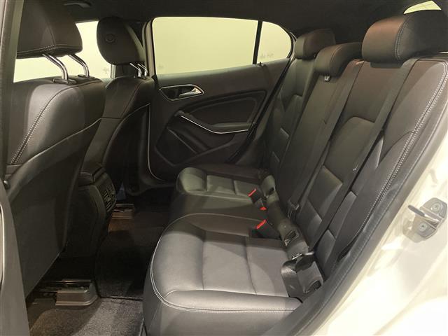 GLAクラス GLA220 4マチック レーダーセーフティパッケージ ブラインドスポットアシスト アクティブディスタンスアシスト レーンキーピングアシスト 本革シート アンビエントライト HDDナビゲーションシステム TV(3枚目)