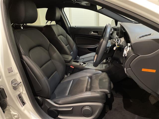 GLAクラス GLA220 4マチック レーダーセーフティパッケージ ブラインドスポットアシスト アクティブディスタンスアシスト レーンキーピングアシスト 本革シート アンビエントライト HDDナビゲーションシステム TV(4枚目)