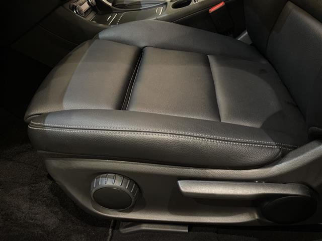 GLAクラス GLA220 4マチック レーダーセーフティパッケージ ブラインドスポットアシスト アクティブディスタンスアシスト レーンキーピングアシスト 本革シート アンビエントライト HDDナビゲーションシステム TV(7枚目)